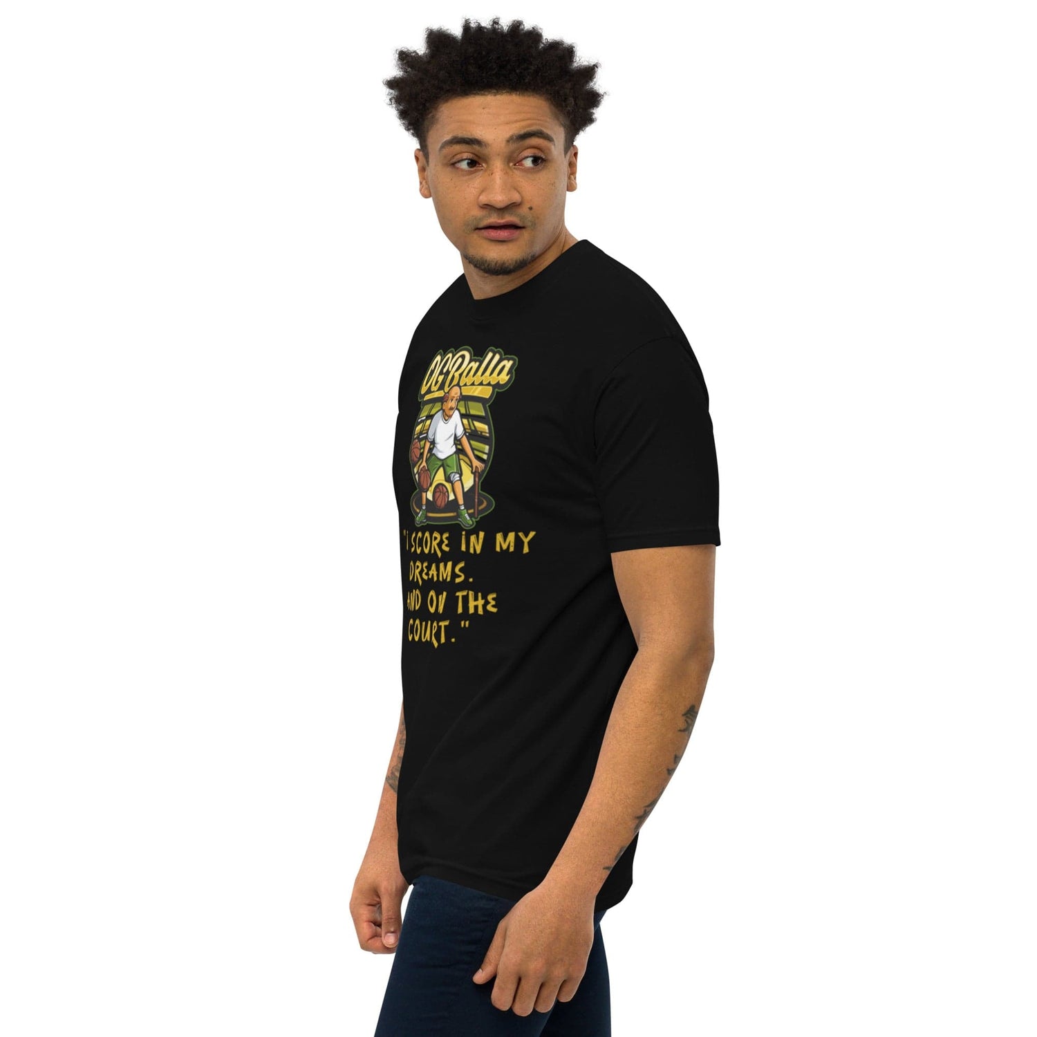 OGBALLA « NOUVEAU » T-shirt humoristique avec citation de basket-ball | « Je marque dans mes rêves et sur le terrain » | Funny Sports Premium Heavyweight Tee