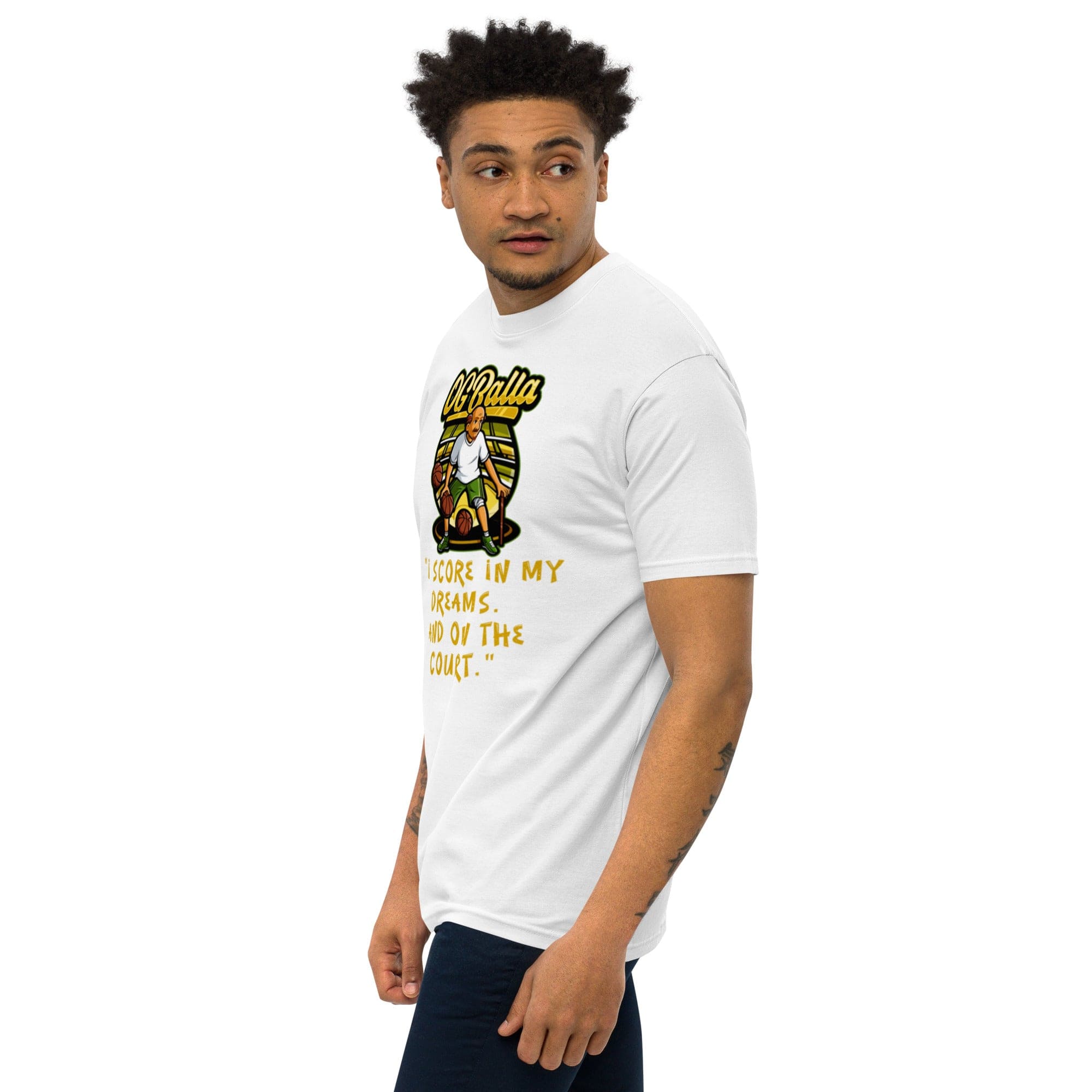 OGBALLA « NOUVEAU » T-shirt humoristique avec citation de basket-ball | « Je marque dans mes rêves et sur le terrain » | Funny Sports Premium Heavyweight Tee